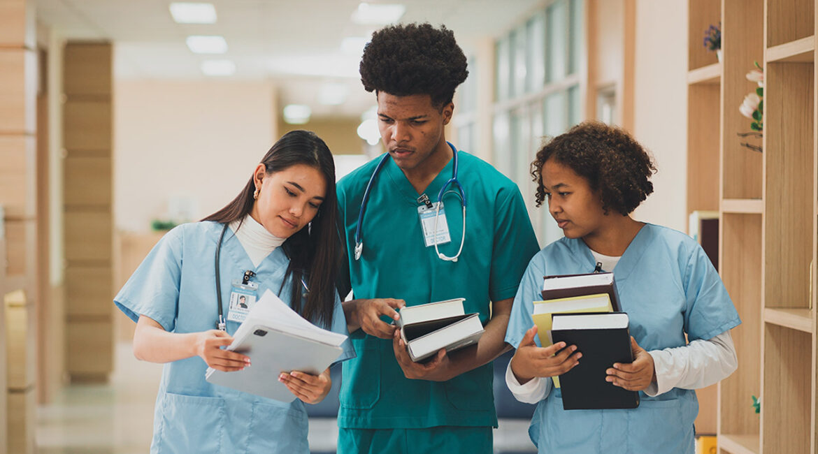 The concept of research, education, Nursing students in hospitals, Medical personnel, Assistants.