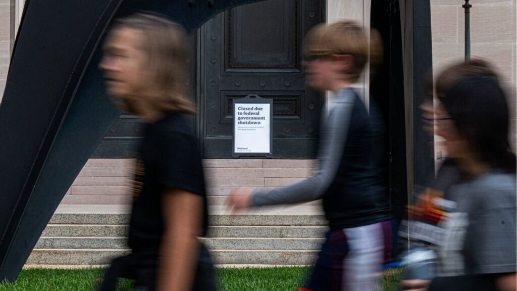 A school group passes a closed sign outside the National Gallery of Art nearly a week into a partial government shutdown in Washington, D.C., U.S., October 7, 2025. (Reuters/Annabelle Gordon)