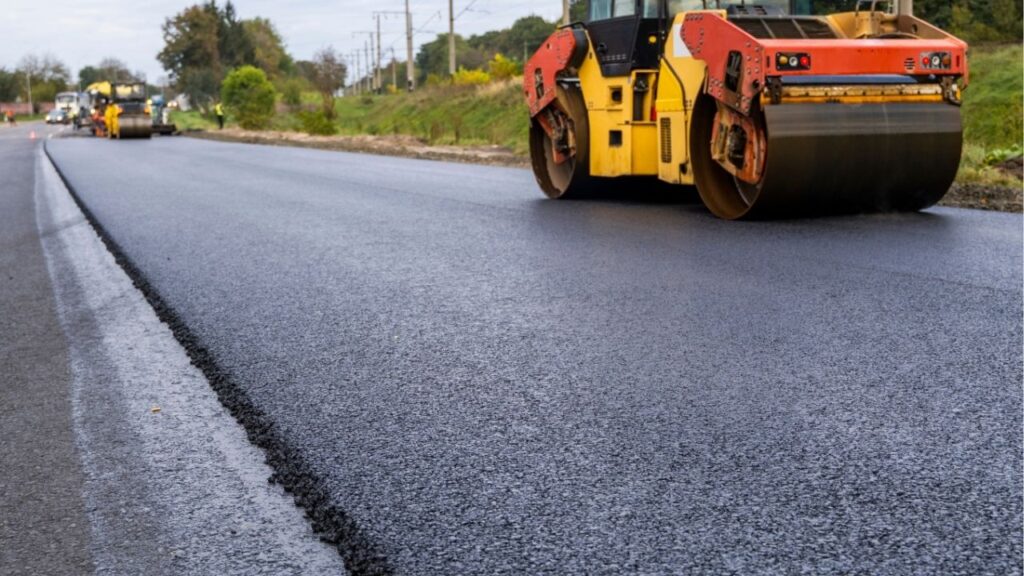 Fresno will begin overnight paving on Shaw Avenue Sunday as part of Mayor Dyer’s “Pave More Now” initiative, with lane reductions and traffic impacts expected through Oct. 24, 2025. (Shutterstock)
