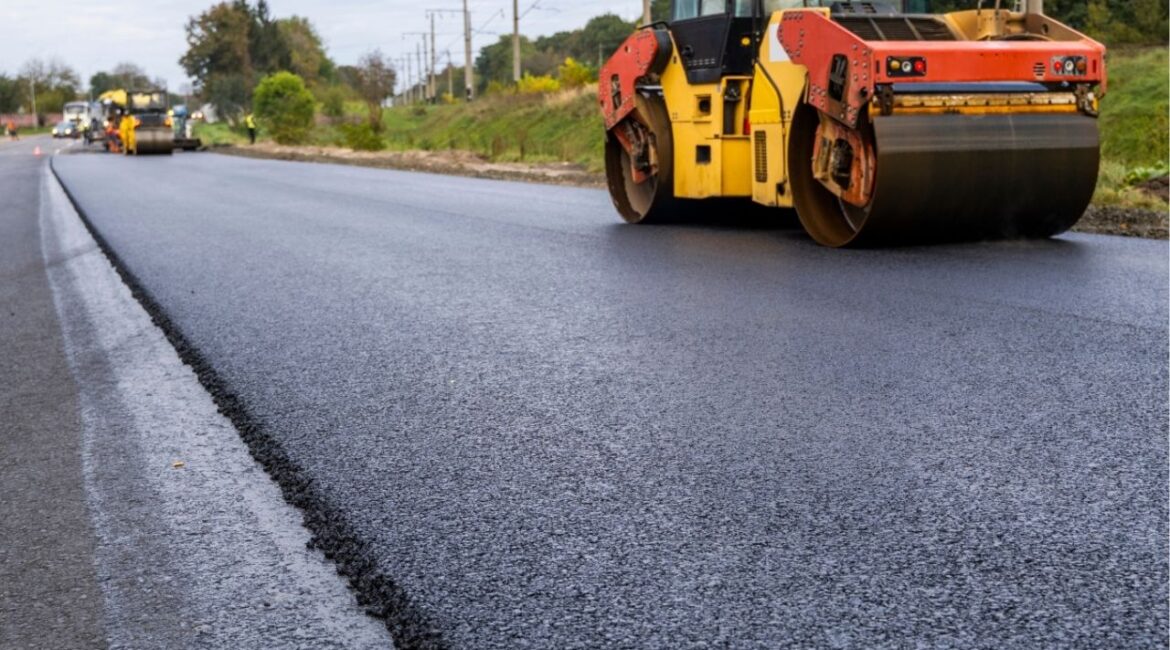 Fresno will begin overnight paving on Shaw Avenue Sunday as part of Mayor Dyer’s “Pave More Now” initiative, with lane reductions and traffic impacts expected through Oct. 24, 2025. (Shutterstock)