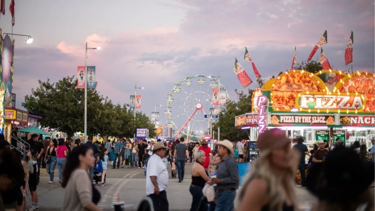 Fairgoers walks around the Kern County Fair in Bakersfield on Sept. 26, 2025. Photo by Larry Valenzuela, CalMatters/CatchLight Local