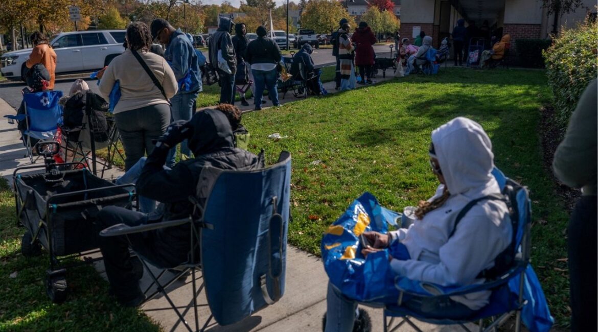 Federal employees line up before collecting food from a Capital Area Food Bank distribution center as the U.S. government shutdown continues in Hyattsville, Maryland., U.S., October 28, 2025. (Reuters File)