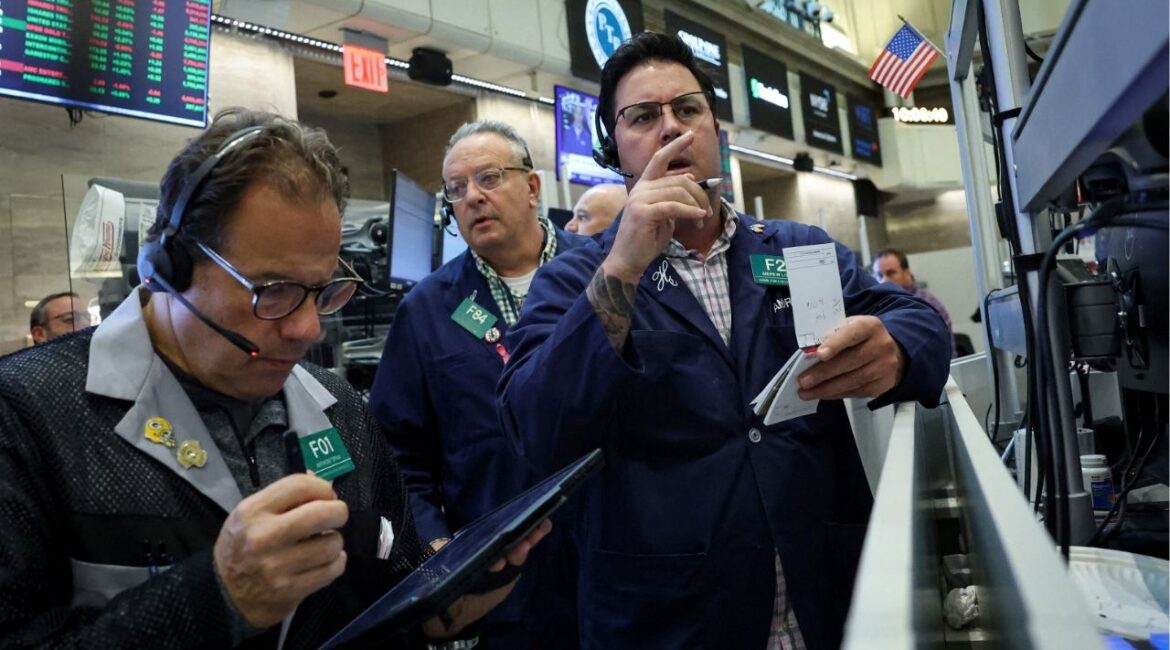 Futures-options traders work on the floor at the New York Stock Exchange's NYSE American in New York City, U.S., October 22, 2025. (Reuters/Brendan McDermid)
