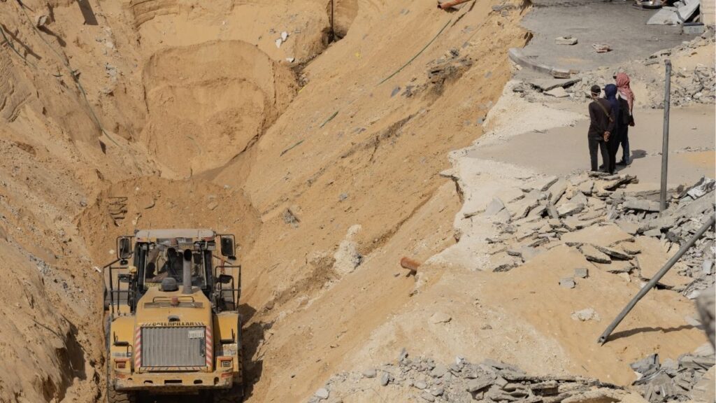 Heavy machinery operates at a site as a search for the bodies of hostages in the rubble of Khan Younis, in southern Gaza, on Sunday, Oct. 19, 2025. Egypt sent a team of experts into Gaza this weekend to help locate the bodies of deceased hostages as part of an international effort to shore up the fragile cease-fire in the territory, the Israeli prime minister’s office said on Sunday, Oct. 26, 2025. (Saher Alghorra/The New York Times)
