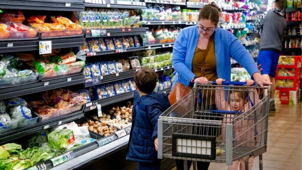 Molly Reid shops for groceries Thursday, Feb. 16, 2023, with her children, Oliver and Skye, in Oklahoma City. Inflation Shopping (USA Today Network via Reuters)