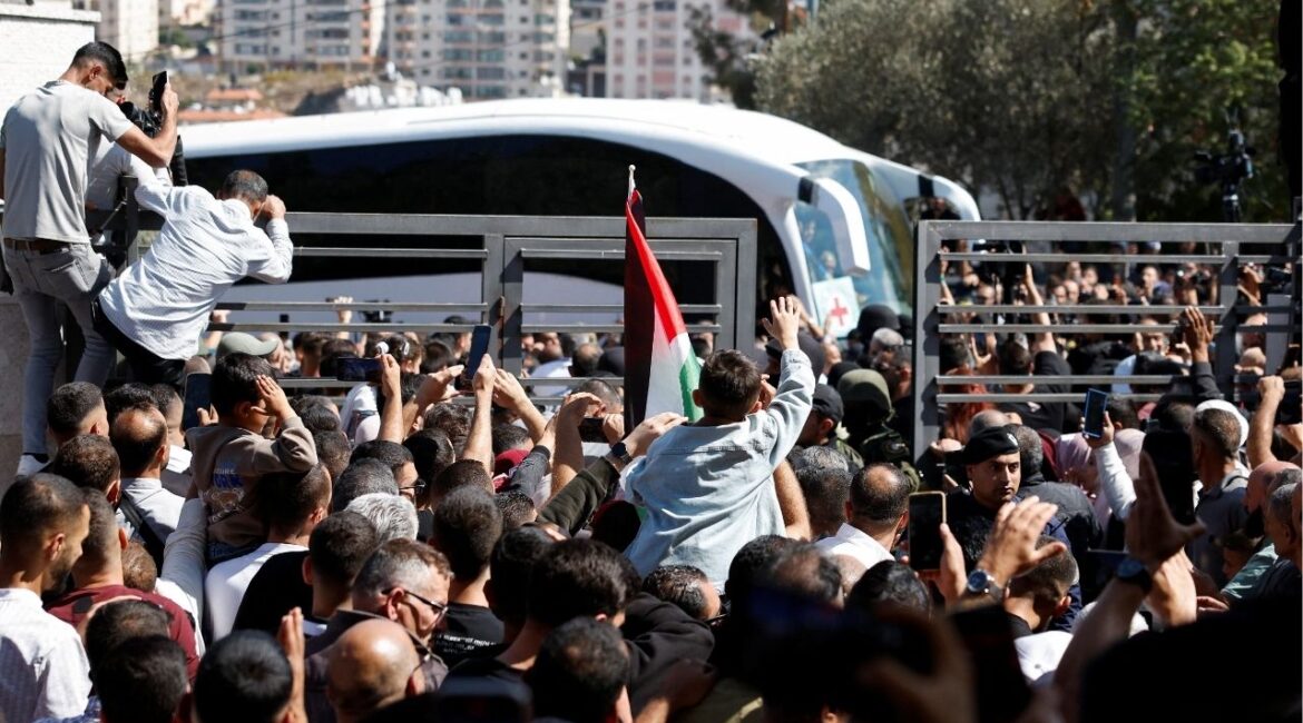 People gather to greet freed Palestinian prisoners as they arrive after being released from an Israeli jail as part of a hostages-prisoners swap and a ceasefire deal in Gaza between Hamas and Israel, in Ramallah, in the Israeli-occupied West Bank, October 13, 2025. REUTERS/Mohammed Torokman