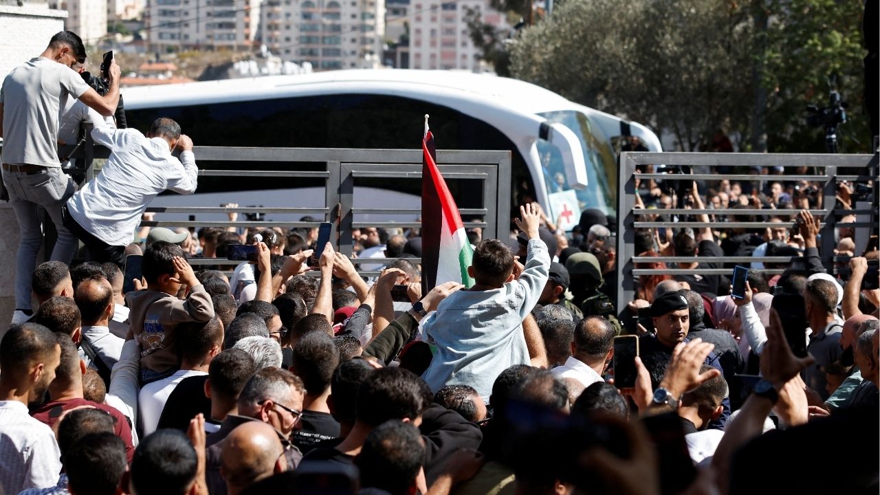 People gather to greet freed Palestinian prisoners as they arrive after being released from an Israeli jail as part of a hostages-prisoners swap and a ceasefire deal in Gaza between Hamas and Israel, in Ramallah, in the Israeli-occupied West Bank, October 13, 2025. REUTERS/Mohammed Torokman
