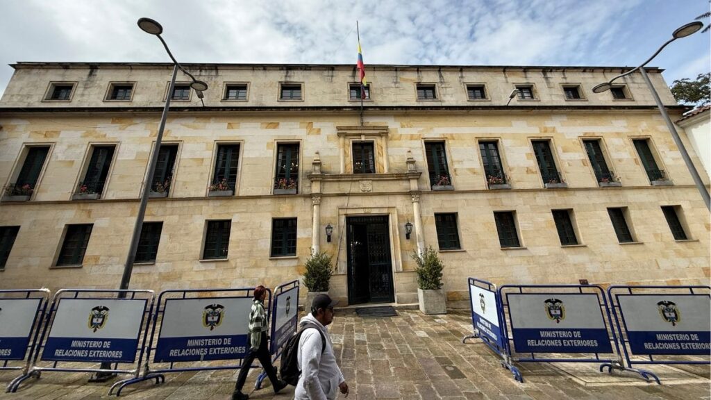 People walk outside of the Colombian Foreign Ministry building, in Bogota, Colombia, October 17, 2025. (Reuters/Luisa Gonzalez)