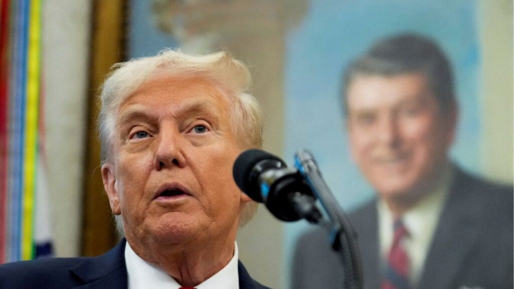 President Donald Trump in the Oval office of the White House in Washington, D.C., U.S., September 30, 2025. (Reuters/Ken Cedeno)