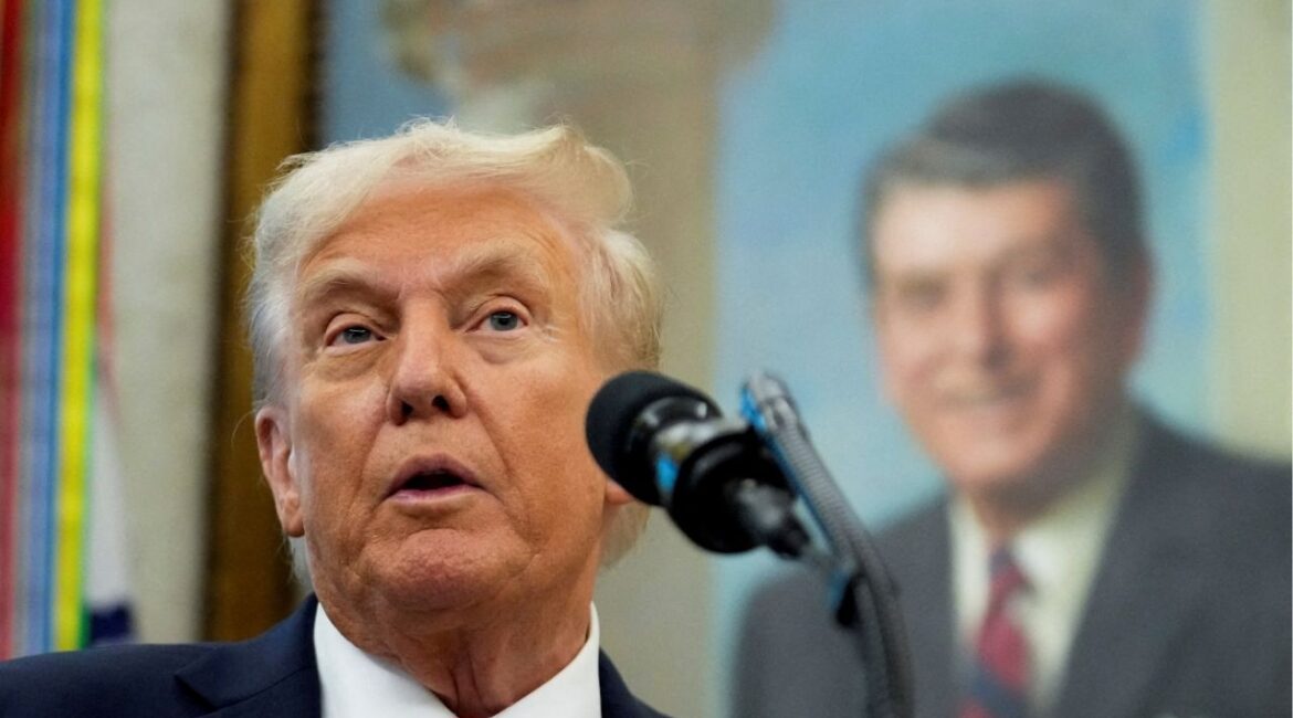 President Donald Trump in the Oval office of the White House in Washington, D.C., U.S., September 30, 2025. (Reuters/Ken Cedeno)