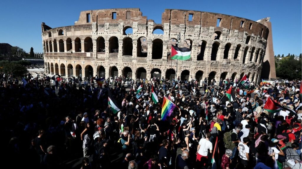Pro-Palestinian demonstrators take part in a national protest for Gaza, outside the Colosseum in Rome, Italy, October 4, 2025. (Reuters/Yara Nardi)