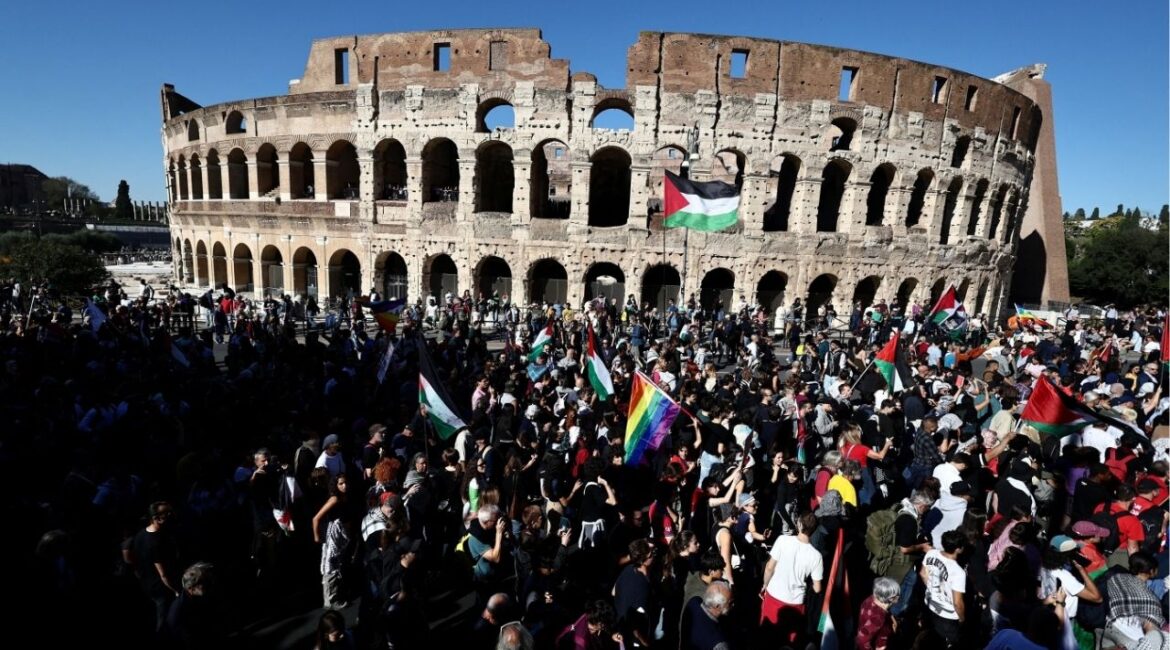 Pro-Palestinian demonstrators take part in a national protest for Gaza, outside the Colosseum in Rome, Italy, October 4, 2025. (Reuters/Yara Nardi)