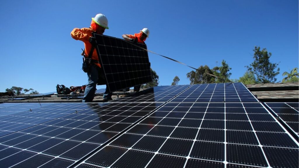 Solar installers place solar panels on the roof of a residential home in Scripps Ranch, San Diego, California, U.S. October 14, 2016. (Reuters/Mike Blake)