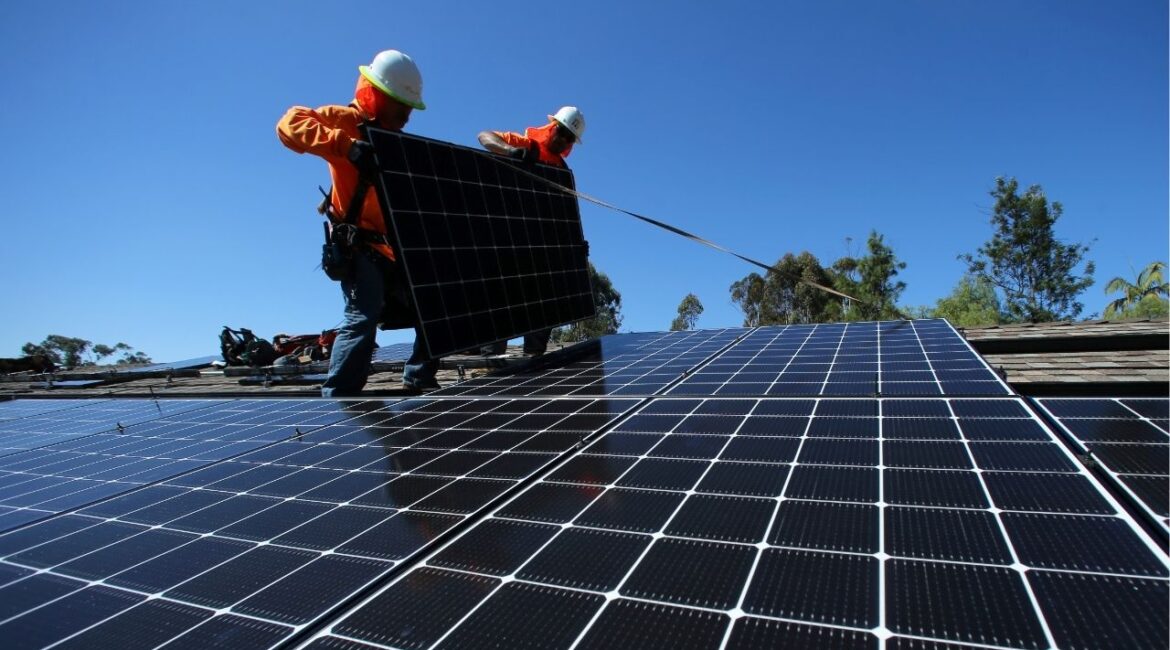 Solar installers place solar panels on the roof of a residential home in Scripps Ranch, San Diego, California, U.S. October 14, 2016. (Reuters/Mike Blake)