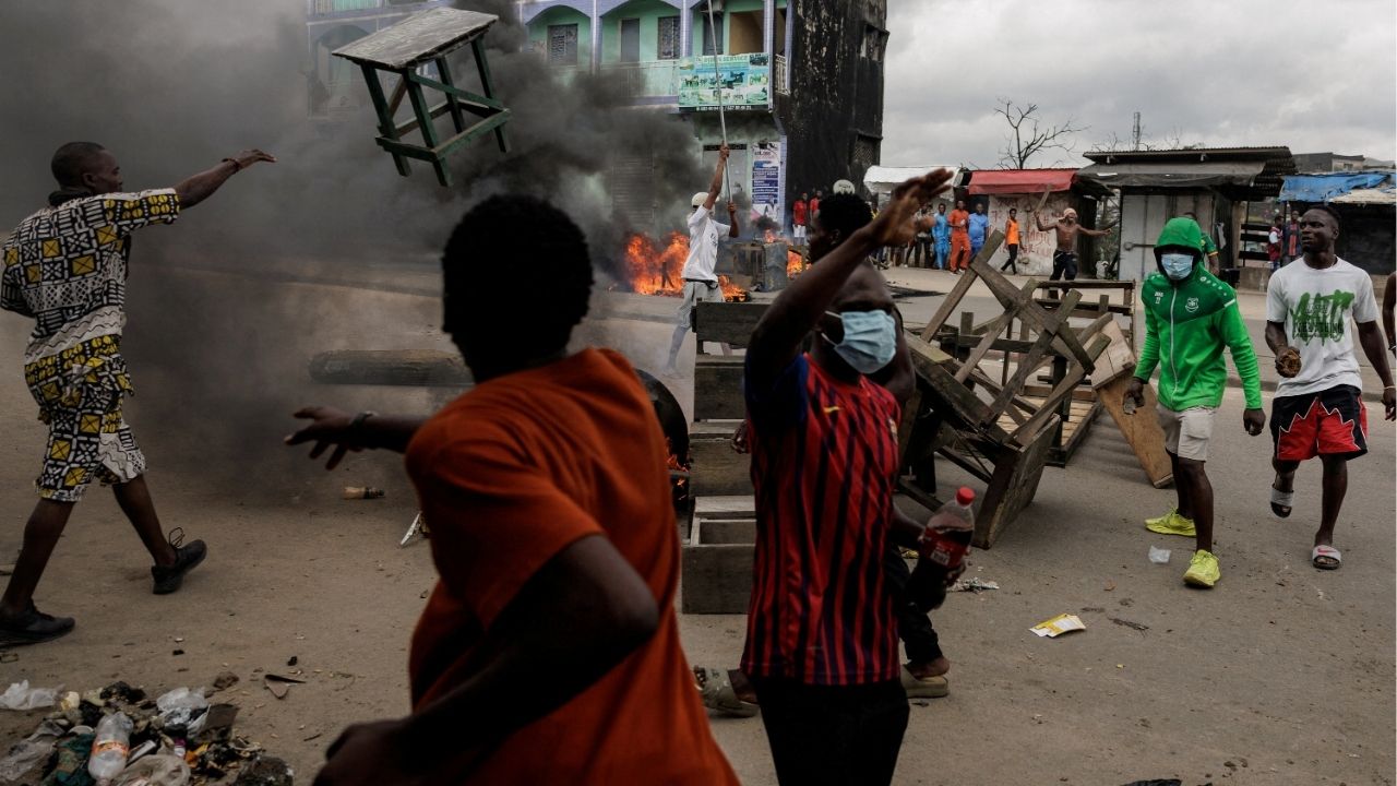 Supporters of the Cameroon opposition candidate Issa Tchiroma react as they clash with security forces during a protest after the Constitutional Council declared President Paul Biya the winner of the October 12 presidential election in Douala, Cameroon, October 27, 2025. (Reuters/Zohra Bensemra)