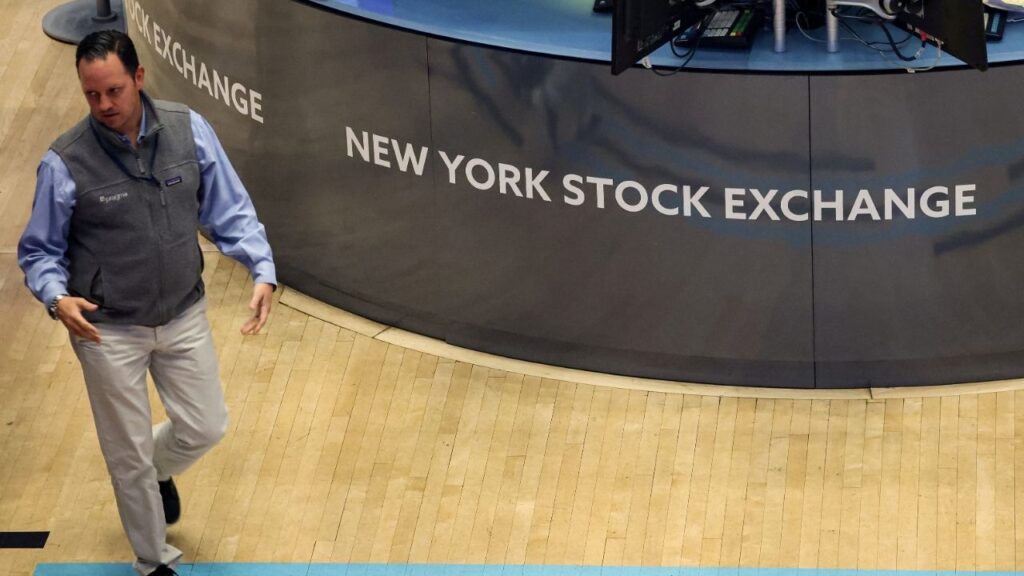 Traders work on the floor at the New York Stock Exchange (NYSE) in New York City, U.S., October 20, 2025. (Reuters/Brendan McDermid)