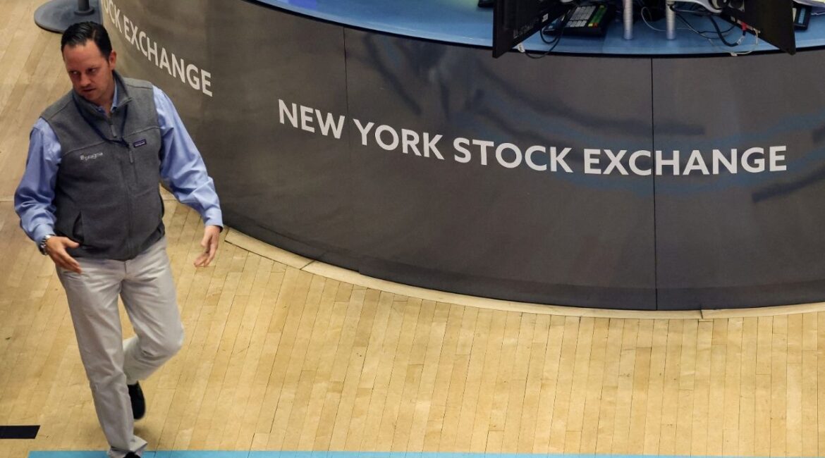 Traders work on the floor at the New York Stock Exchange (NYSE) in New York City, U.S., October 20, 2025. (Reuters/Brendan McDermid)