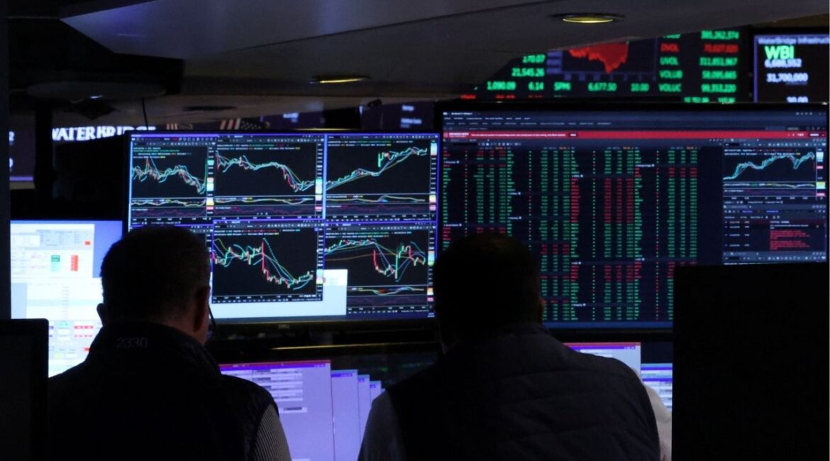 Traders work on the floor at the New York Stock Exchange (NYSE) in New York City, U.S., September 17, 2025. (Reuters/Brendan McDermid)