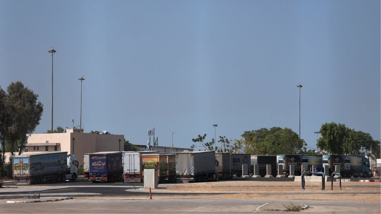 Trucks carrying aid wait at the Israeli side of the Kerem Shalom border crossing to southern Gaza, amid a ceasefire deal between Israel and Hamas, in southern Israel, October 16, 2025. (Reuters/Hannah McKay)