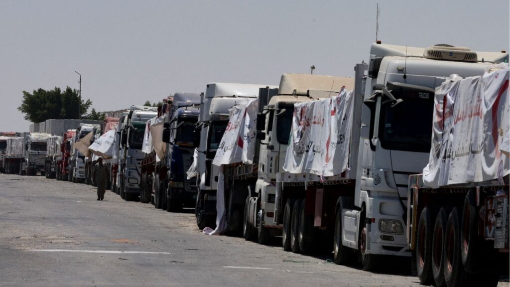 Trucks carrying humanitarian aid line up near the Rafah border crossing between Egypt and the Gaza Strip, in Rafah, Egypt, August 6, 2025. (Reuters/Amr Abdallah Dalsh)