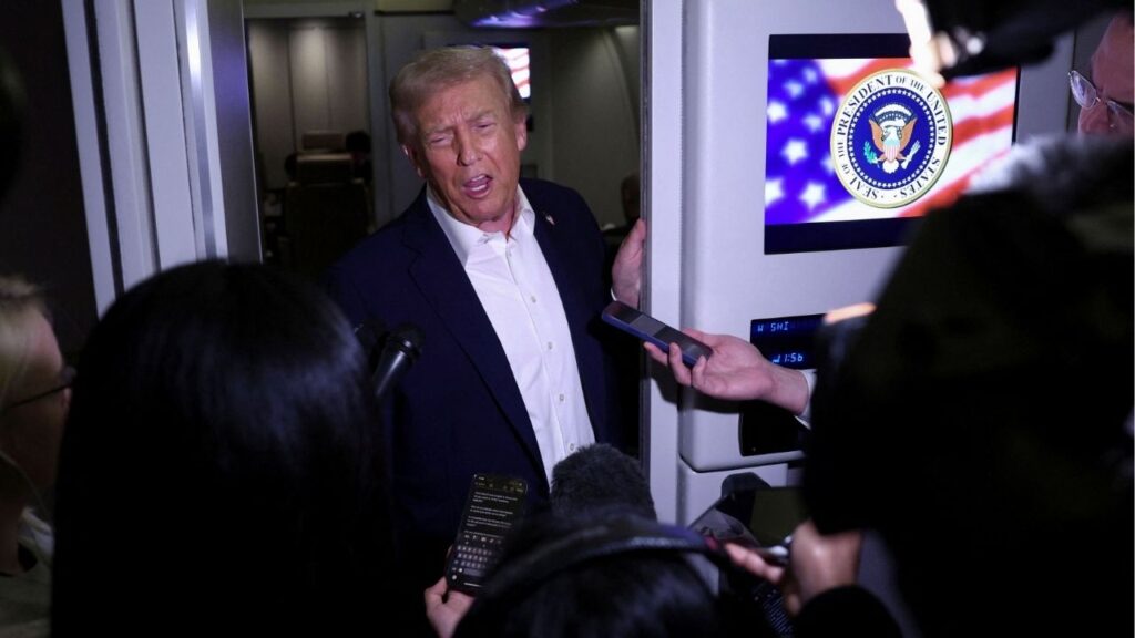 U.S. President Donald Trump speaks to reporters aboard Air Force One en route to Asia, October 24, 2025. (Reuters/Evelyn Hockstein)