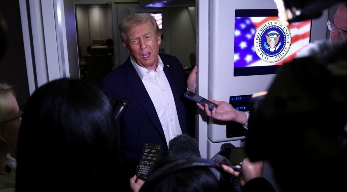 U.S. President Donald Trump speaks to reporters aboard Air Force One en route to Asia, October 24, 2025. (Reuters/Evelyn Hockstein)