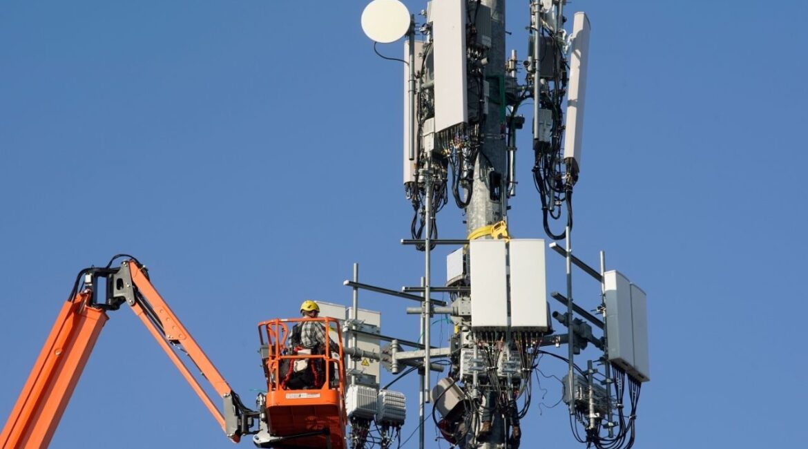 A crew from Verizon installs 5G telecommunications equipment on a tower in Orem, Utah, U.S. December 3, 2019. (Reuters File)