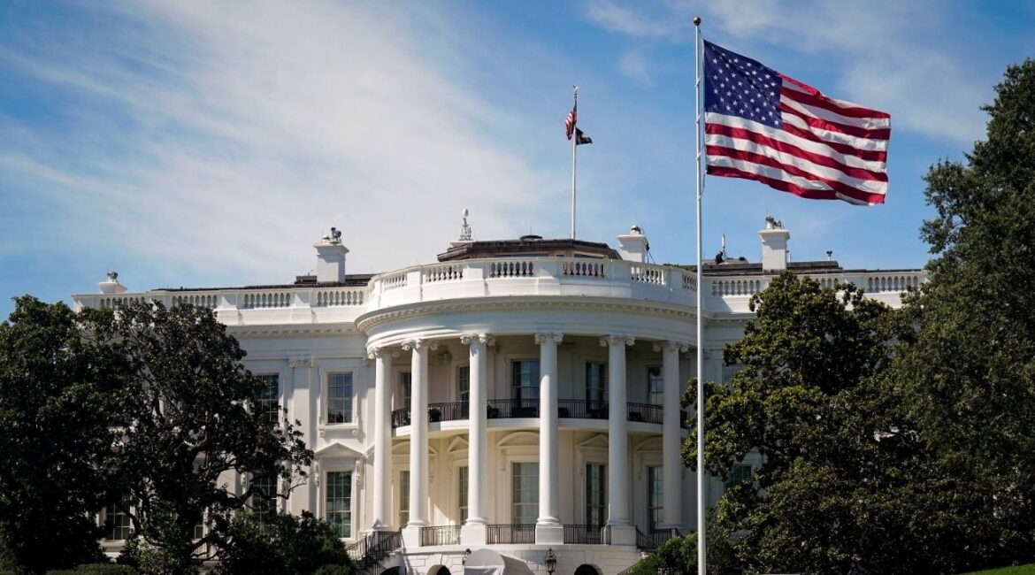 A general view of the White House as U.S. President Donald Trump's motorcade returns following a trip to Trump National Golf Club, in Washington, D.C., U.S., July 20, 2025. (Reuters/Al Drago)