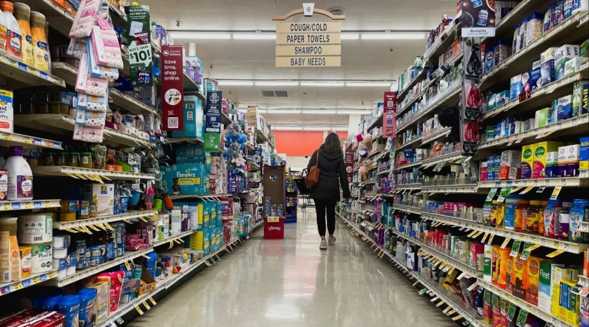 A shopper walks down an aisle in a supermarket in Seattle, Washington, U.S. December 10, 2024 (Reuters/David Ryder)
