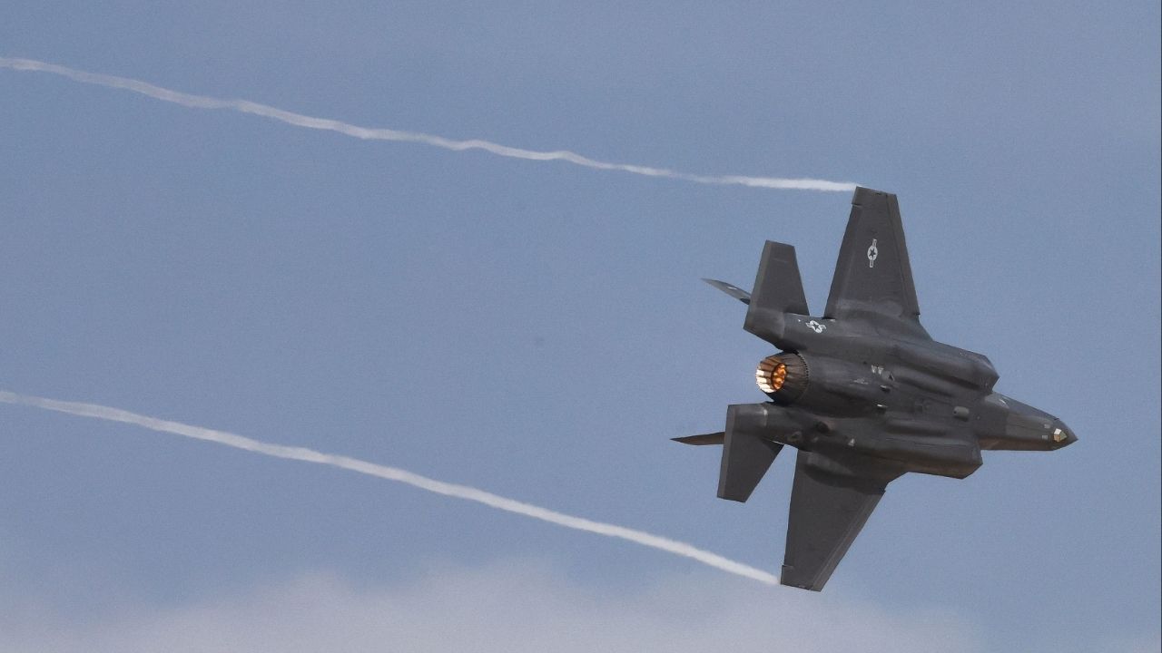 An F-35 jet performs performs at the Dubai Airshow in Dubai, United Arab Emirates, November 17, 2025. (Reuters/Amr Alfiky)