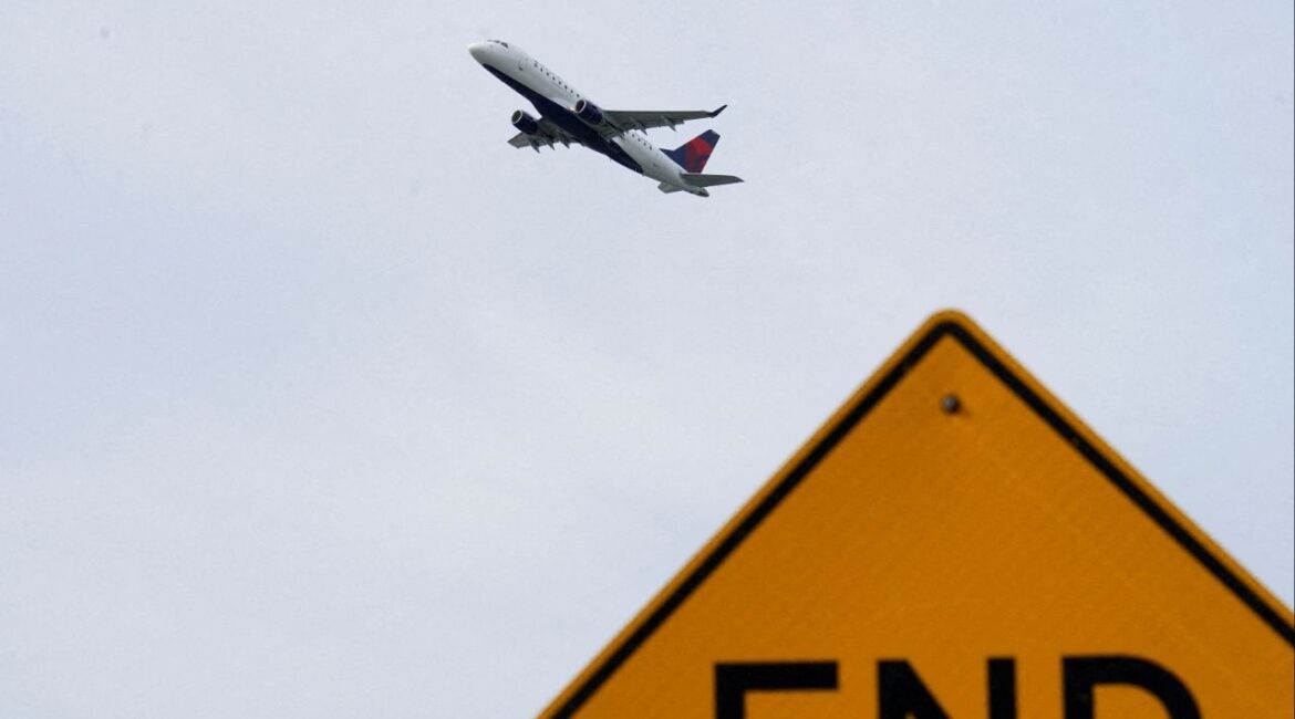 An airplane takes off from New York's Laguardia Airport after the FAA ordered flight cuts at 40 major airports amid the ongoing U.S. government shutdown in the Queens borough of New York City, U.S., November 7, 2025. (Reuters/Ryan Murphy)