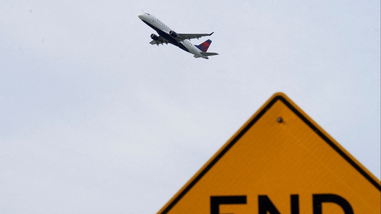 An airplane takes off from New York's Laguardia Airport after the FAA ordered flight cuts at 40 major airports amid the ongoing U.S. government shutdown in the Queens borough of New York City, U.S., November 7, 2025. (Reuters/Ryan Murphy)