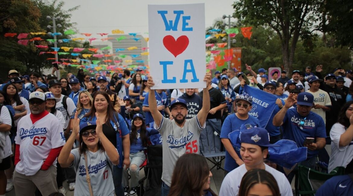 Baseball - MLB - World Series - Los Angeles Dodgers Victory Parade - Los Angeles, California, U.S. - November 3, 2025 Los Angeles Dodgers fans before the victory parade. (Reuters/Daniel Cole)