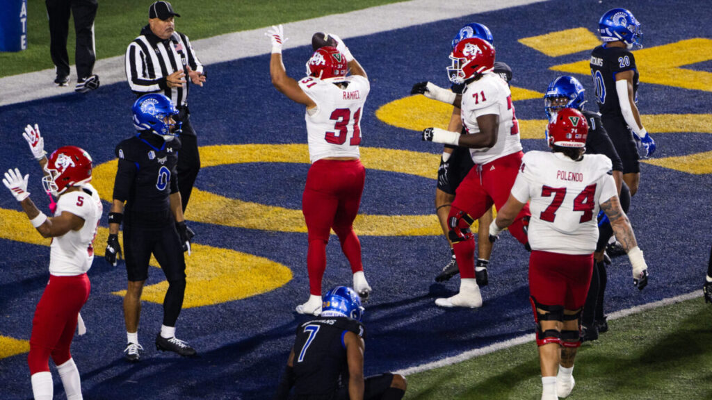 Image of Fresno State fullback Brandon Ramirez celebrating his 2-yard touchdown run against San Jose State 