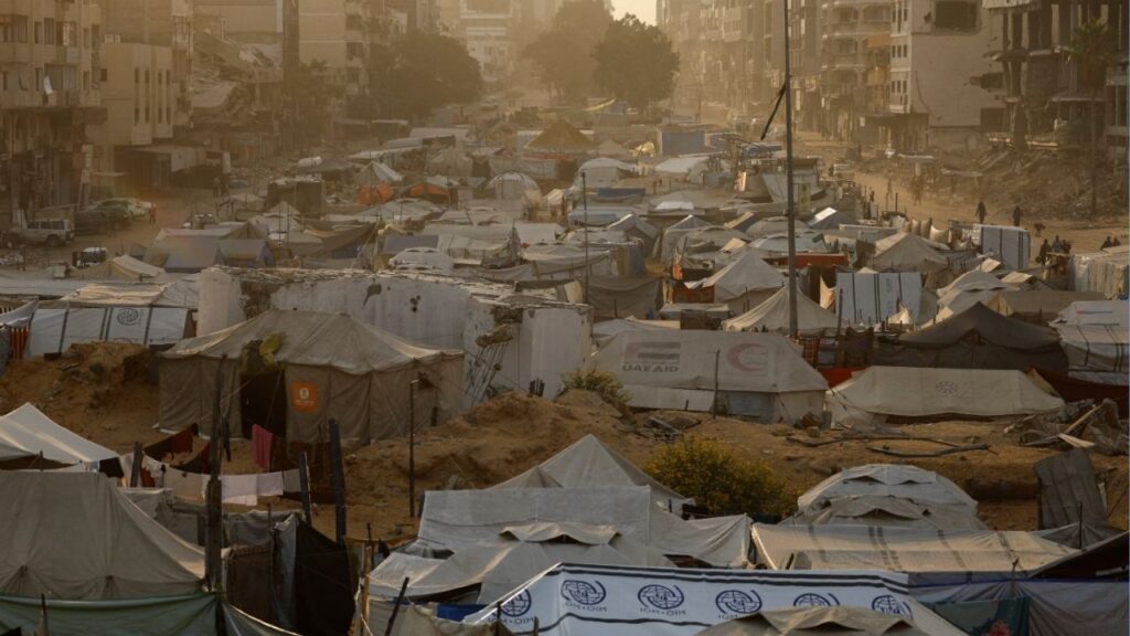 Displaced Palestinians shelter in tents, amid a ceasefire between Israel and Hamas, in Gaza City, November 4, 2025. (Reuters/Mahmoud Issa)