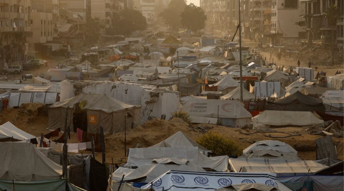 Displaced Palestinians shelter in tents, amid a ceasefire between Israel and Hamas, in Gaza City, November 4, 2025. (Reuters/Mahmoud Issa)