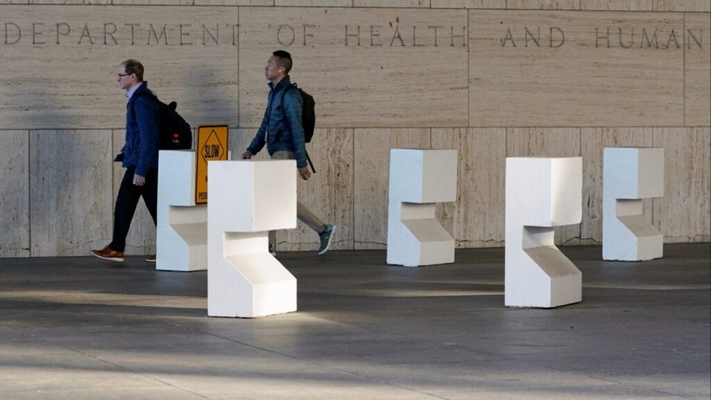 Federal employees arrive for work at the Department of Health and Human Services following the longest U.S. government shutdown in history, in Washington, D.C., U.S., November 13, 2025. (Reuters/Nathan Howard)