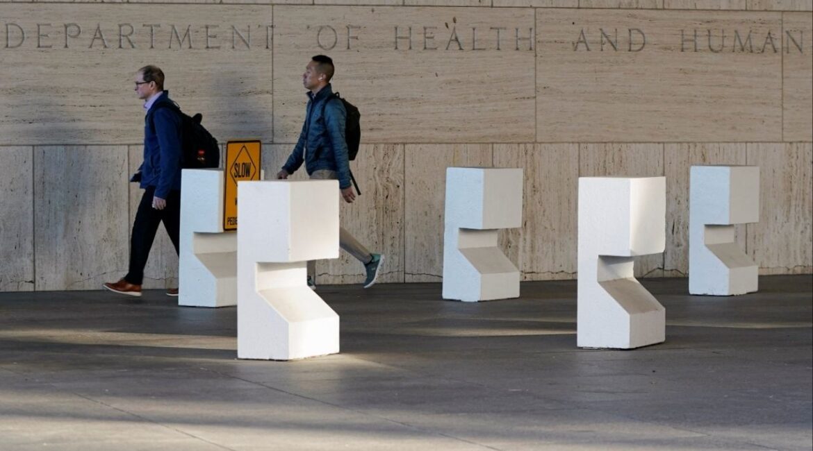 Federal employees arrive for work at the Department of Health and Human Services following the longest U.S. government shutdown in history, in Washington, D.C., U.S., November 13, 2025. (Reuters/Nathan Howard)