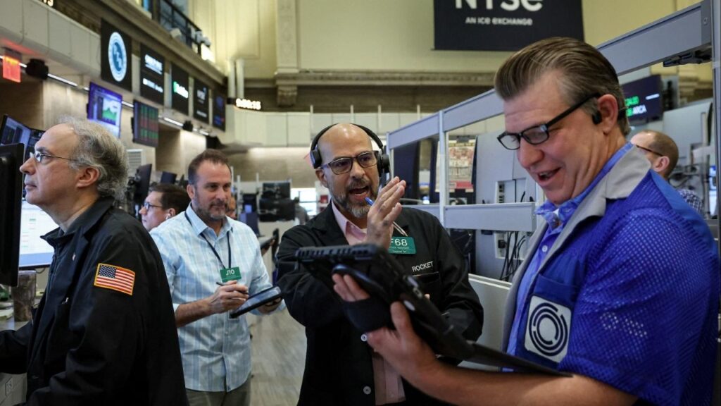Futures-options traders work on the floor at the New York Stock Exchange's NYSE American (AMEX) in New York City, U.S., November 10, 2025. (Reuters/Brendan McDermid)