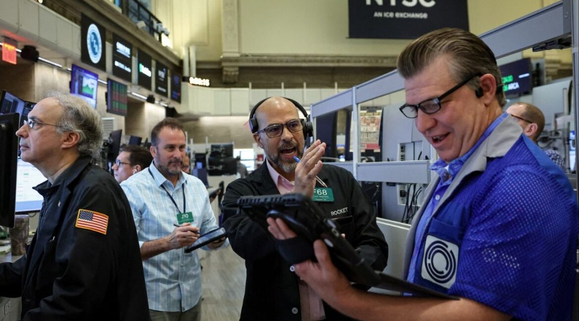Futures-options traders work on the floor at the New York Stock Exchange's NYSE American (AMEX) in New York City, U.S., November 10, 2025. (Reuters/Brendan McDermid)