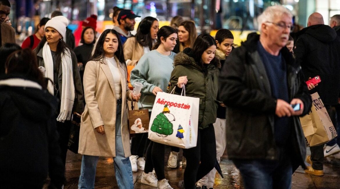 People make their way as they carry their shopping bags during the holiday season in New York City, U.S., December 10, 2023. (Reuters/Eduardo Munoz)