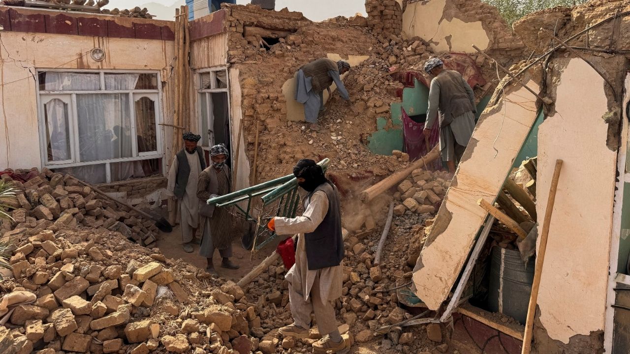 People search the debris of damaged buildings in the aftermath of an earthquake in Samangan province, Afghanistan, November 3, 2025. (Reuters/Stringer TPX IMAGES OF THE DAY)