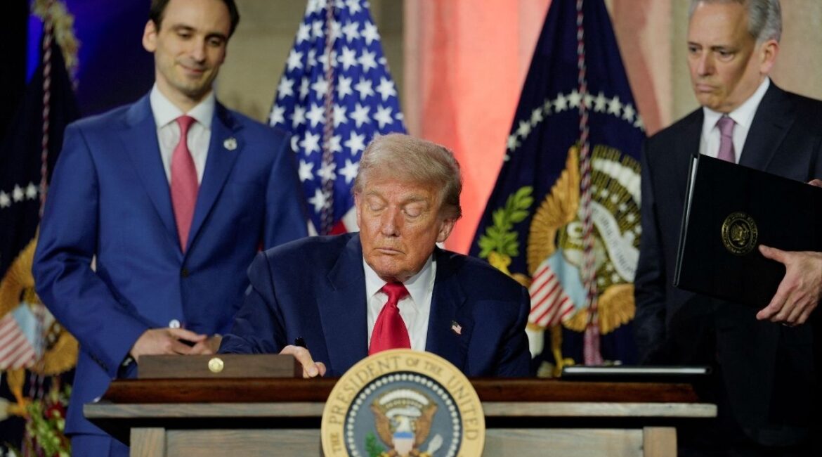 President Donald Trump signs an executive order related to artificial intelligence during the "Winning the AI Race" Summit in Washington D.C., U.S., July 23, 2025. (Reuters/Kent Nishimura)
