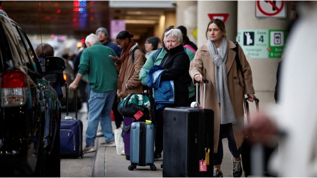 Travelers wait at a ride-sharing and taxi pickup area at Ronald Reagan National Airport (DCA) ahead of the Thanksgiving holiday in Arlington, Virginia, U.S., November 27, 2024. (Reuters File)