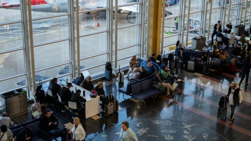 Travelers wait for their flights at Ronald Reagan Washington National Airport, more than a month into the ongoing U.S. government shutdown, in Arlington, Virginia, U.S., November 9, 2025. (Reuters/Annabelle Gordon)