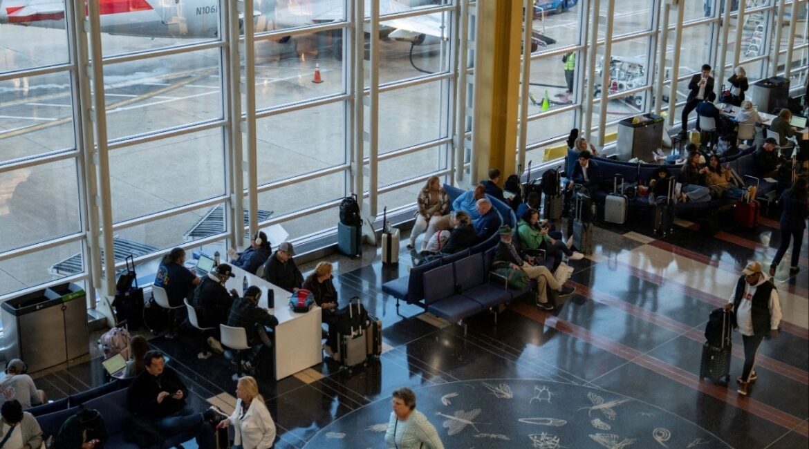 Travelers wait for their flights at Ronald Reagan Washington National Airport, more than a month into the ongoing U.S. government shutdown, in Arlington, Virginia, U.S., November 9, 2025. (Reuters/Annabelle Gordon)