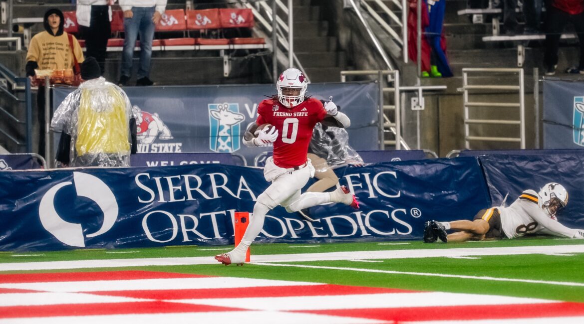 Johnathan Arceneaux motors to a 58-yard touchdown to give Fresno State a 17-3 lead