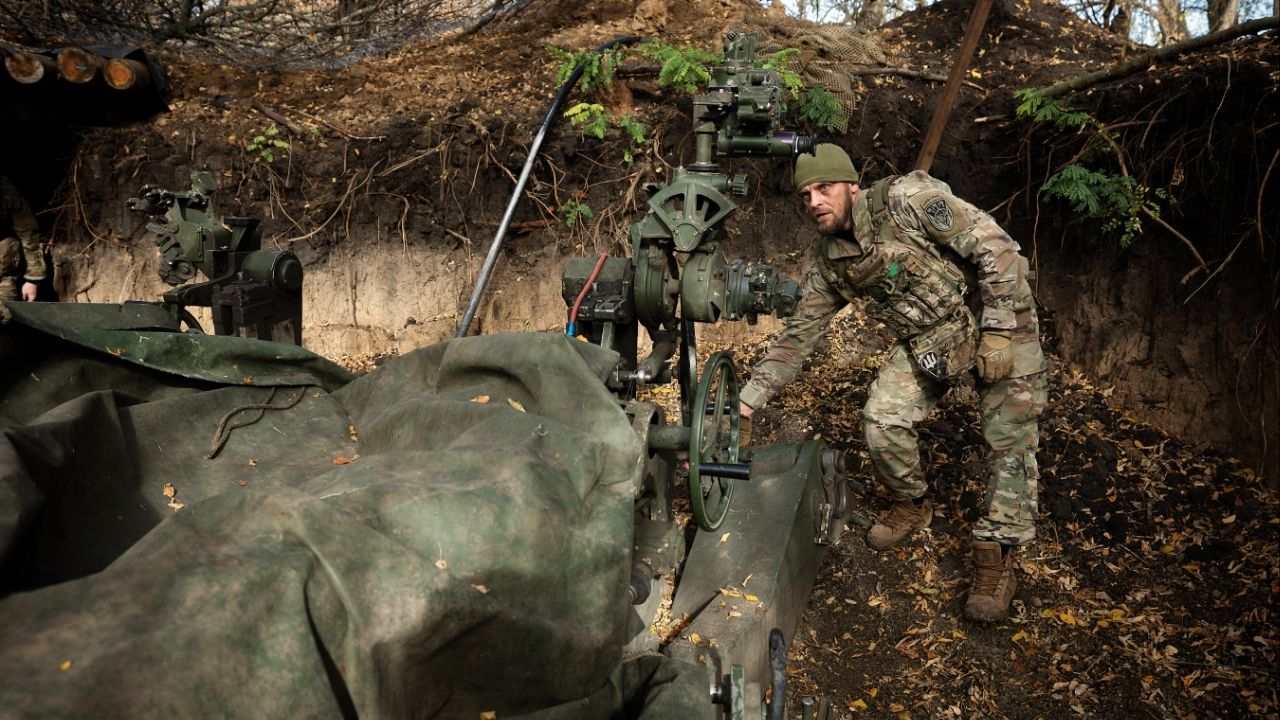 A member of Ukraine’s 148th Artillery Brigade prepares to fire on a Russian target in the Zaporizhzhia region of eastern Ukraine on Oct. 14, 2025. A Ukrainian proposal includes a provision that would compel the United States and European countries to help if the country were attacked again. (Tyler Hicks/The New York Times)