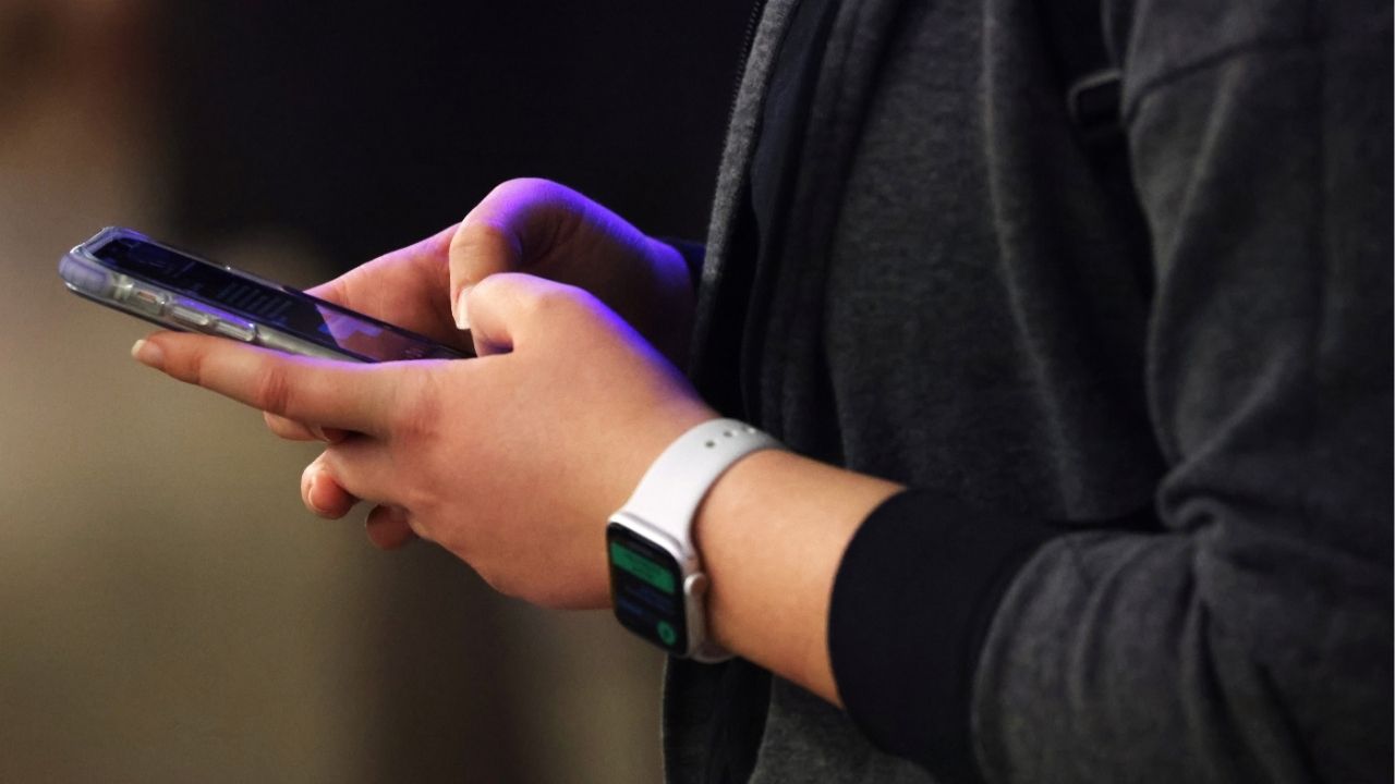 A person uses a smartphone in Manhattan, New York City, U.S., February 11, 2022. (Reuters/Andrew Kelly)