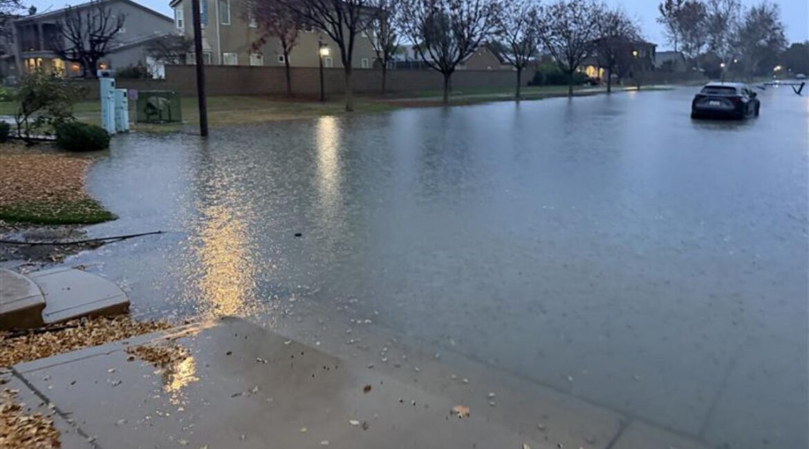 Flooding in a clovis neighborhood on Dec. 24, 2025. (GV Wire)
